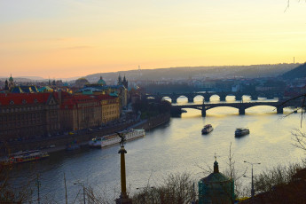 Картинка города прага+ Чехия река здания теплоход мост