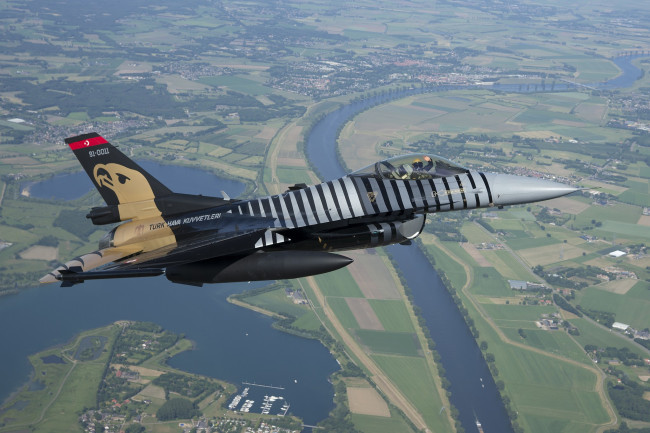 Обои картинки фото general dynamics f-16 fighting falcon, авиация, боевые самолёты, истребитель, general, dynamics, f-16, fighting, falcon, ввс, турции