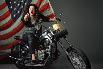 обоя мотоциклы, мото с девушкой, актриса, melissa, mccarthy, флаг, мотоцикл