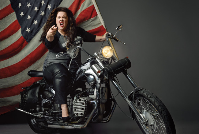 Обои картинки фото мотоциклы, мото с девушкой, актриса, melissa, mccarthy, флаг, мотоцикл