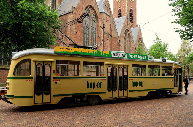 Обои картинки фото трамвай, техника, трамваи, город, здание