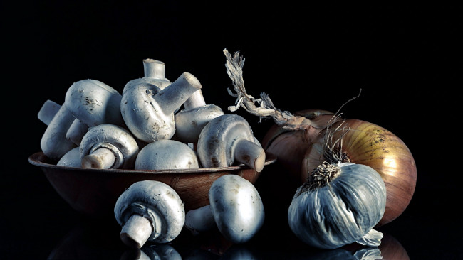 Обои картинки фото еда, грибы,  грибные блюда, шампиньоны, лук, чеснок