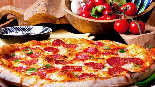 Обои картинки фото еда, пицца, салями, помидоры, перец