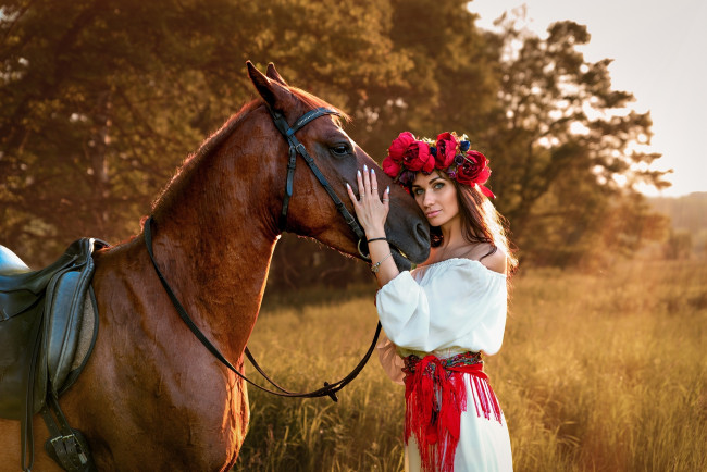 Обои картинки фото девушки, - брюнетки,  шатенки, шатенка, венок, лошадь