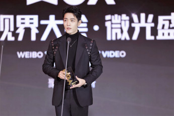 Картинка мужчины xiao+zhan актер сцена пиджак микрофон награда