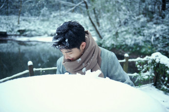 обоя мужчины, xiao zhan, актер, пальто, шарф, озеро, снег