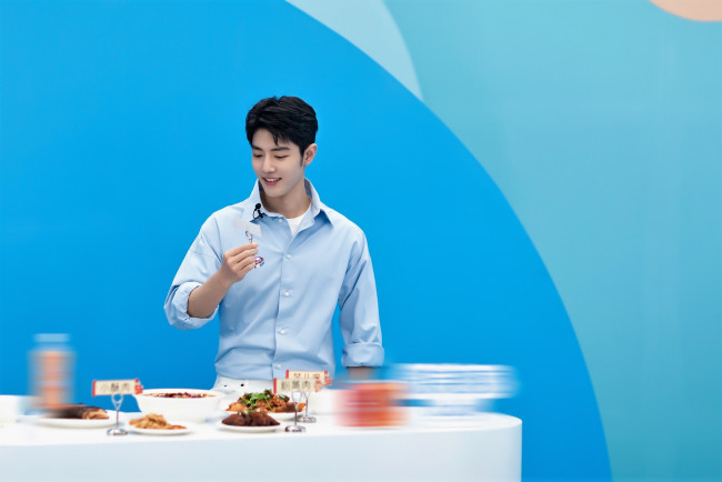 Обои картинки фото мужчины, xiao zhan, актер, рубашка, блюда, еда