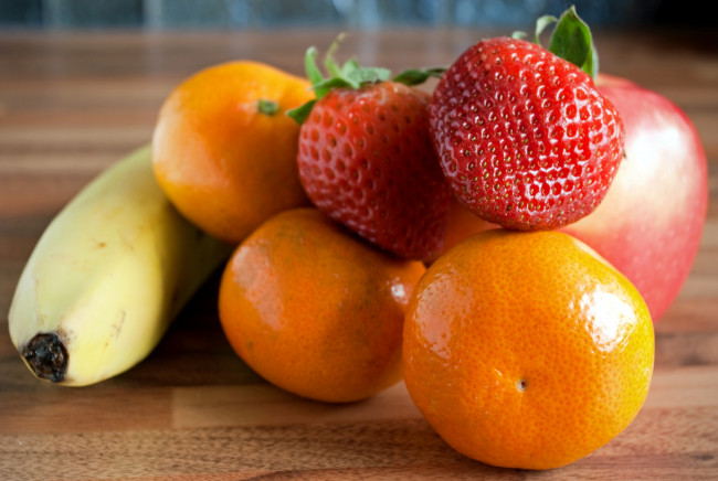 Обои картинки фото еда, фрукты, ягоды, мандарин, банан, клубника, яблоко