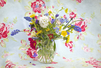 Картинка цветы букеты композиции примула полевые ваза