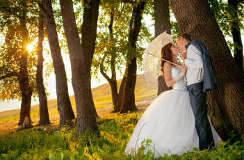 Картинка разное мужчина+женщина невеста жених поцелуй зонт лес