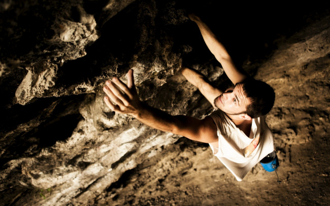Обои картинки фото мужчины, - unsort, скала, спорт, парень, камни, цель, упорство, рука, скалолазание