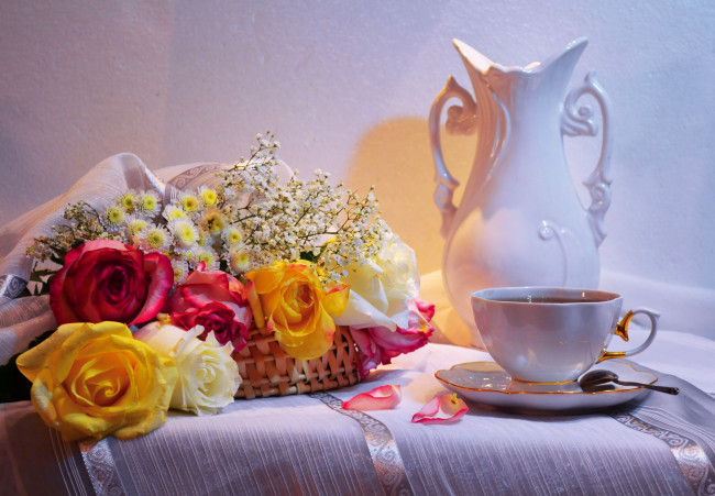 Обои картинки фото цветы, разные вместе, чашка, хризантемы, розы