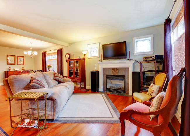 Обои картинки фото интерьер, гостиная, диван, ковер, камин, кресло