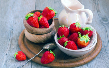 Картинка еда клубника +земляника молочник ложка доска миски ягоды посуда