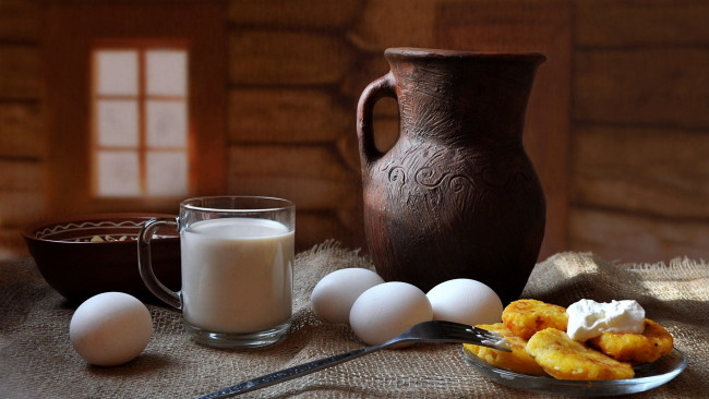 Обои картинки фото еда, масло,  молочные продукты, сырники, яйца, молоко, кувшин