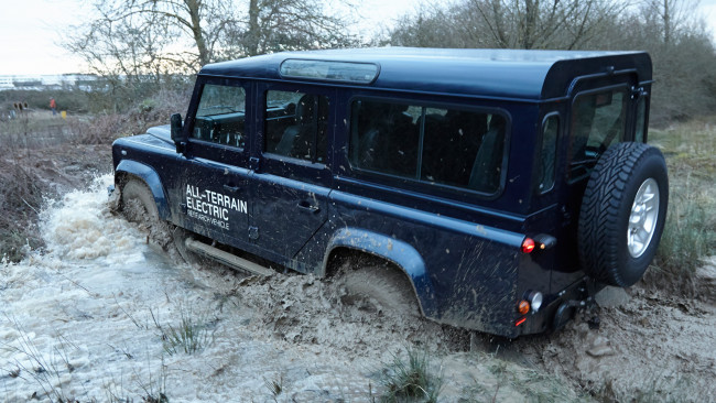 Обои картинки фото land rover electric defender concept 2013, автомобили, land-rover, 2013, concept, defender, внедорожник, electric, джип, land, rover