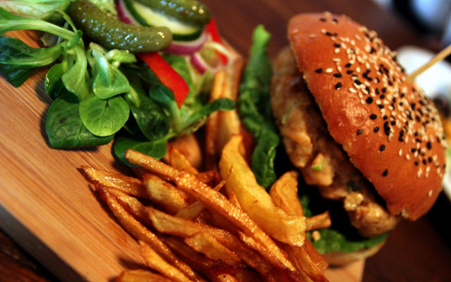 Обои картинки фото еда, бутерброды,  гамбургеры,  канапе, картофель, фри, гамбургер, зелень