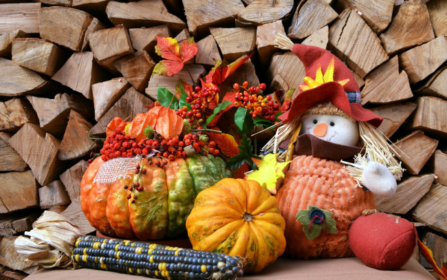 Обои картинки фото праздничные, хэллоуин, рябина, кукуруза, тыква, чучело, дрова