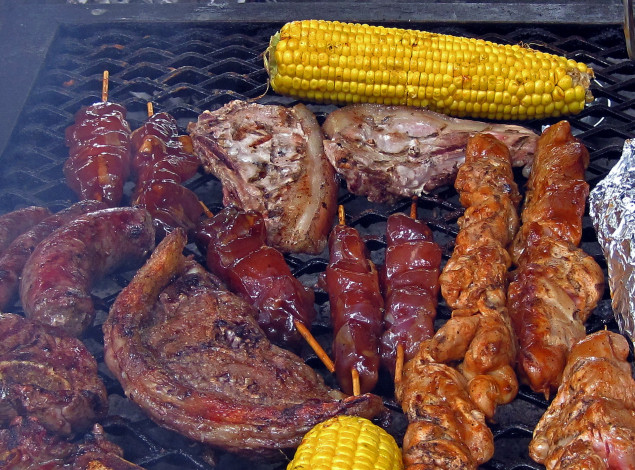 Обои картинки фото еда, шашлык,  барбекю, кукуруза, гриль, мясо, колбаски