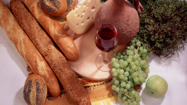 Обои картинки фото еда, разное, вино, яблоко, виноград, багеты, сыр