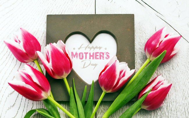 Обои картинки фото праздничные, день матери, сердце, бутоны, надпись, тюльпаны, пожелание