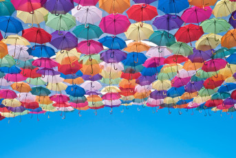 Картинка разное сумки +кошельки +зонты фон зонты небо