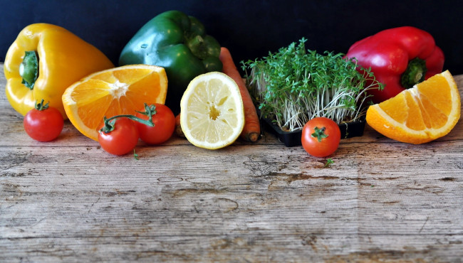 Обои картинки фото еда, фрукты и овощи вместе, лимон, апельсин, перец, кресс, помидоры, томаты