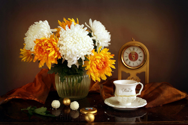 Обои картинки фото еда, натюрморт, чай, букет, часы, конфеты, хризантемы