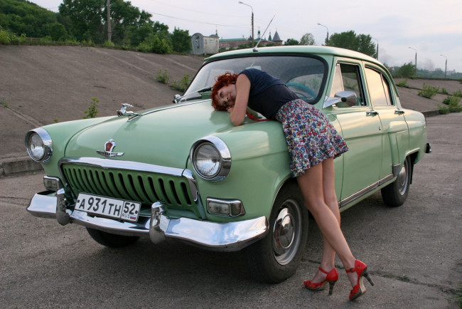 Обои картинки фото газ- 21 волга, автомобили, -авто с девушками, классика, автомобиль, волга, газ-, 21, девушка, ретро