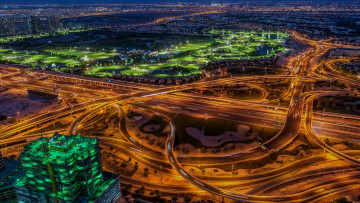 Картинка города дубай+ оаэ пейзаж город небоскреб городской вид дорога шоссе автомобиль деревья ночь огни светофор длинная выдержка перекресток дубай объединенные арабские эмираты