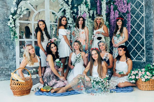 Обои картинки фото девушки, - группа девушек, подруги, группа, фотосессия, цветы, корзины