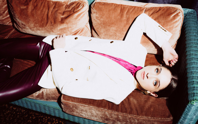 Обои картинки фото девушки, natalia dyer, жакет, брюки, диван