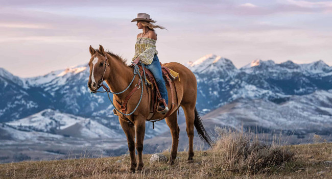 Обои картинки фото девушки, - блондинки,  светловолосые, блондинка, лошадь, горы