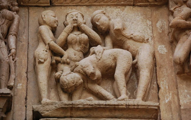 Обои картинки фото historic, khajuraho, temple, art, india, разное, рельефы, статуи, музейные, экспонаты