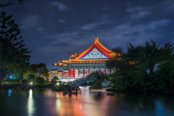 Картинка тайвань тайбэй национальный театр города здание архитектура сад деревья мостик пруд ночь освещение синее небо облака