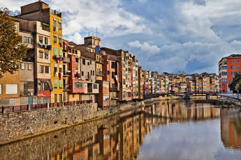 обоя girona,  spain, города, - улицы,  площади,  набережные, отражение, река, оньяр, вода, catalonia, spain, набережная, испания, жирона, onyar, river, мост, здания, каталония