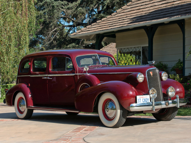 Обои картинки фото автомобили, классика, 1937г, cadillac, series, 75, v8, touring, sedan, fleetwood, красный