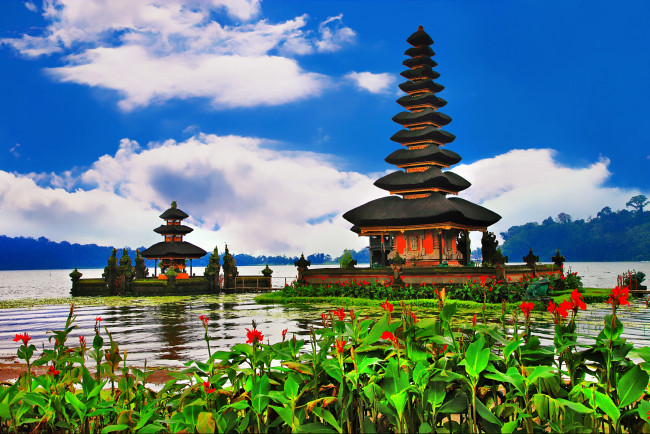 Обои картинки фото pura ulun danu bratan - bali,  indonesia, города, - буддийские и другие храмы, pura, bratan, bali, indonesia, lake, храм, пура, улун, дану, бали, индонезия, озеро, братан, цветы