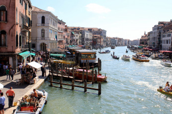 Картинка города венеция+ италия канал катера гондолы