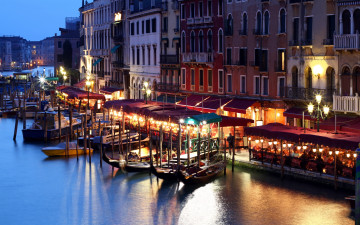 Картинка города венеция+ италия вечер огни кафе причал гондолы