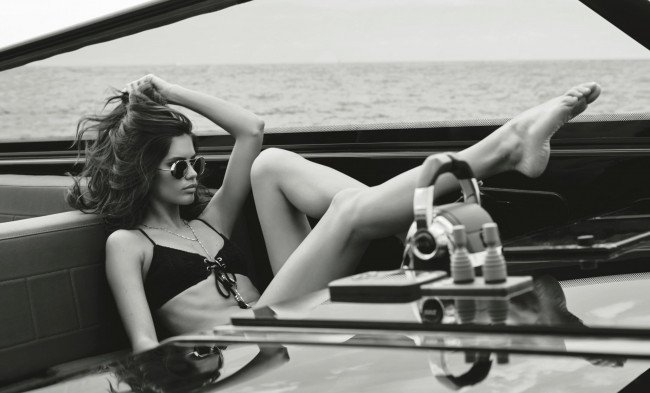 Обои картинки фото девушки, sara sampaio, черно-белая, море, купальник, модель, сара, сампайо, яхта, очки