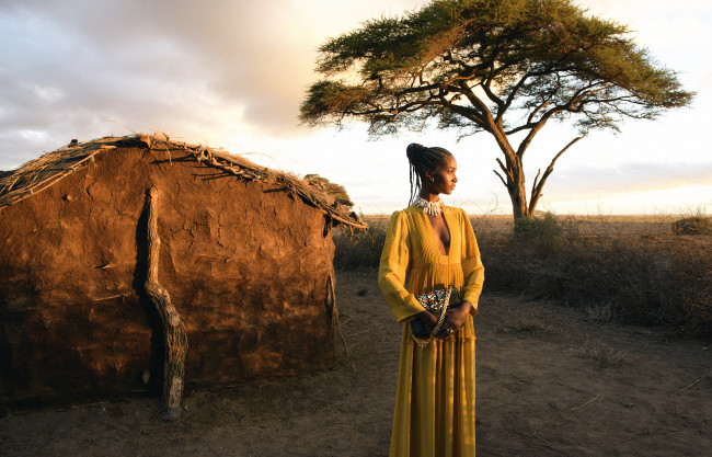 Обои картинки фото девушки, -unsort , темнокожие, steve, mccurry, campaign, 2016, spring, summer, африка, valentino, фон, взгляд, девушка