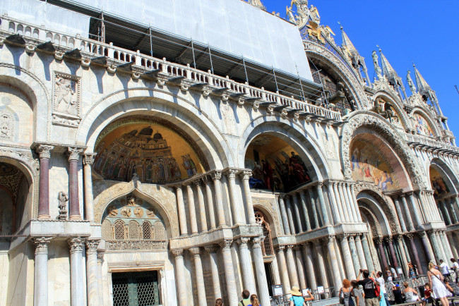 Обои картинки фото города, венеция , италия, собор, туристы