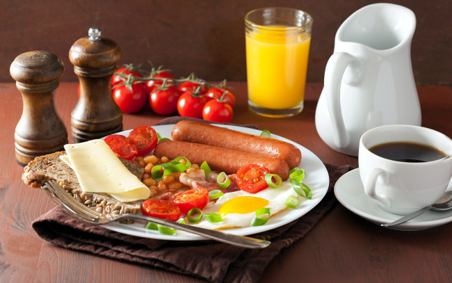 Обои картинки фото еда, разное, сок, сосиски, глазунья, завтрак, помидоры, фасоль, томаты