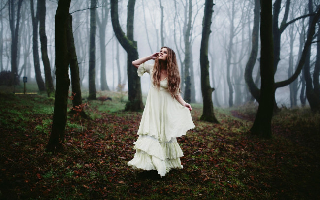 Обои картинки фото девушки, - брюнетки,  шатенки, русая, платье, лес, туман
