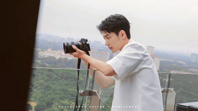 Обои картинки фото мужчины, xiao zhan, актер, панорама, камера, фотоаппарат