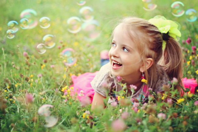 Обои картинки фото разное, дети, девочка, пузыри, трава, цветы