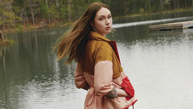 Обои картинки фото девушки, karen gillan, рыжая, куртка, озеро