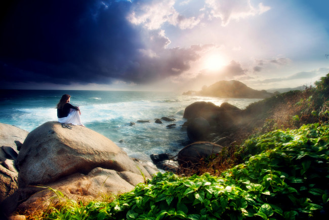 Обои картинки фото природа, восходы, закаты, девушка, море, берег, восход, камни