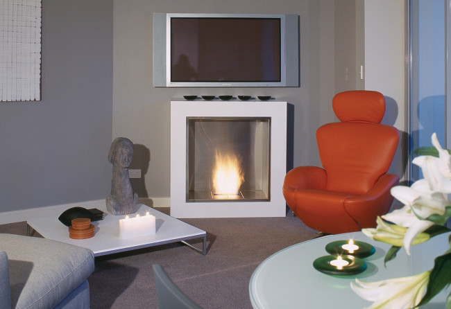 Обои картинки фото интерьер, камины, камин, свечи, кресло, телевизор